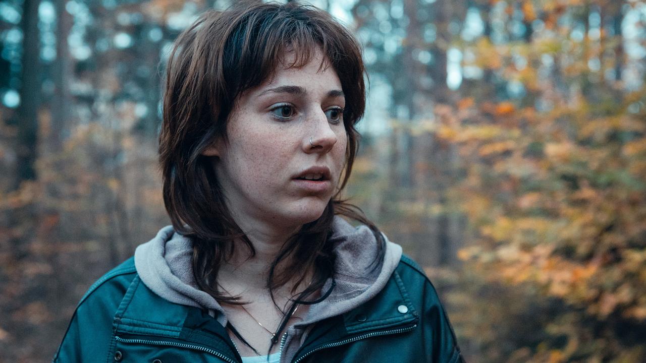 © ORF/Allegro Film/Anjeza Cikopano Marie, eine junge Frau mit Nasenring, blickt in einem herbstlichen Wald zur Seite.