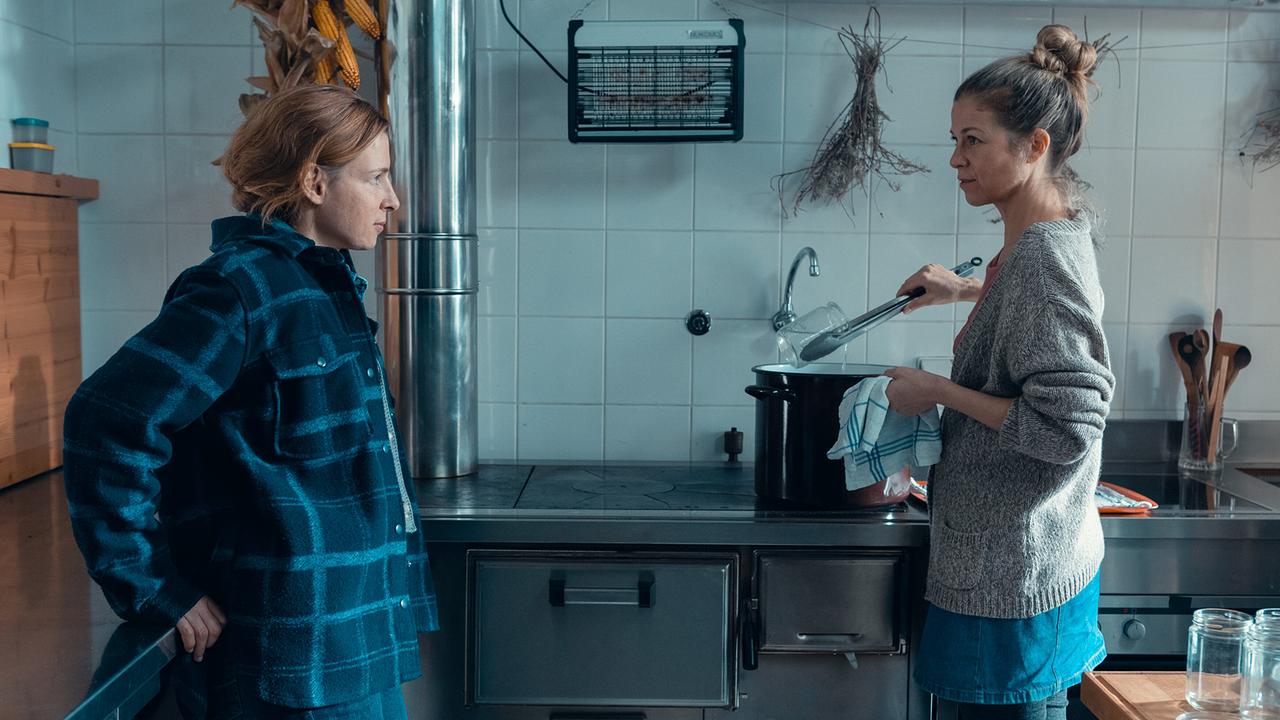 © ORF/Allegro Film/Anjeza Cikopano Agnes steht Elisabeth, die Gläser auskocht, in einer Küche gegenüber.