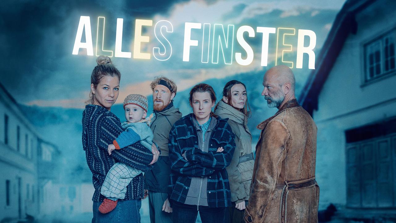 Fotomontage mit Hilde Dali, Michael Edlinger, Martina Ebm, Miriam Fussenegger und Simon Hatzl stehen in einem Dorf bei Dämmerung vor dem leuchtenden Schriftzug „ALLES FINSTER“.