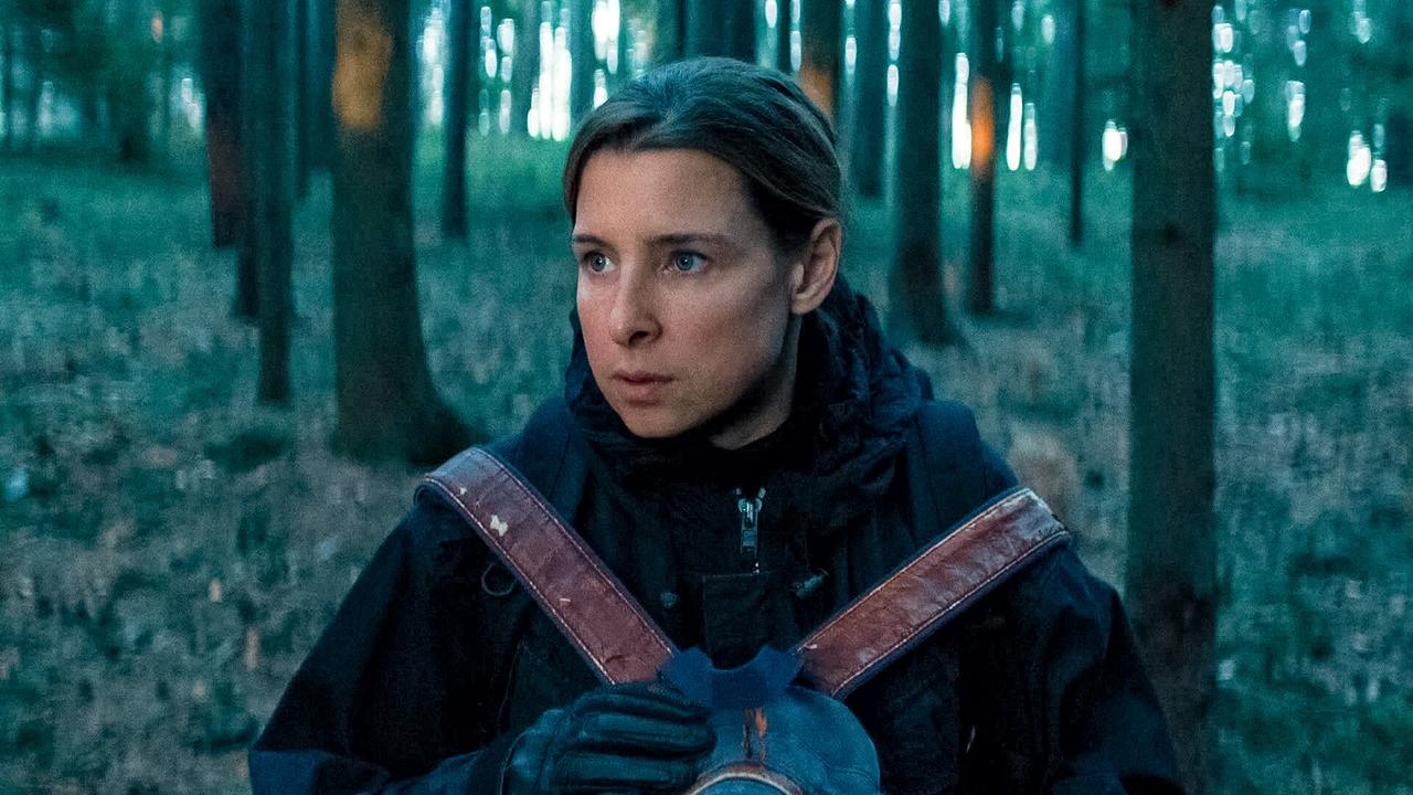 © ORF/Allegro Film Agnes mit Rucksack und Handschuhen steht im Wald.