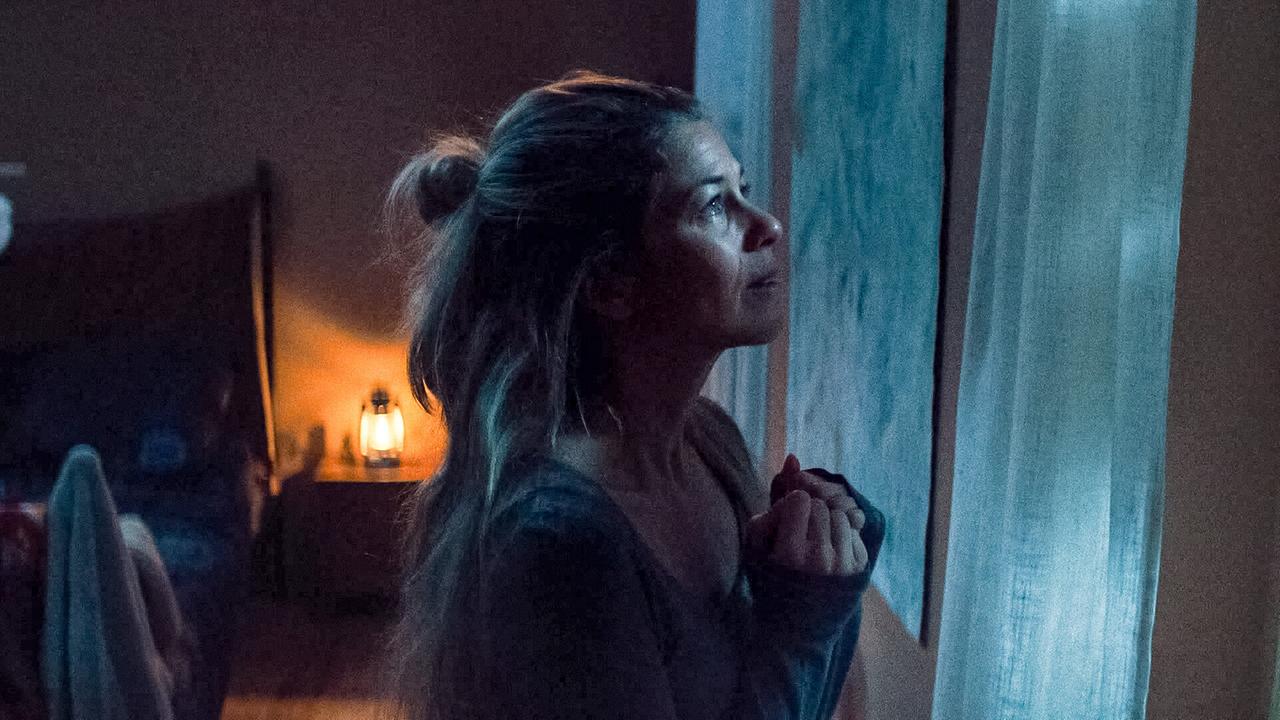 © ORF/Allegro Film Elisabeth steht mit gefalteten Händen am Fenster im nächtlichen Schlafzimmer und schaut sorgenvoll hinaus.