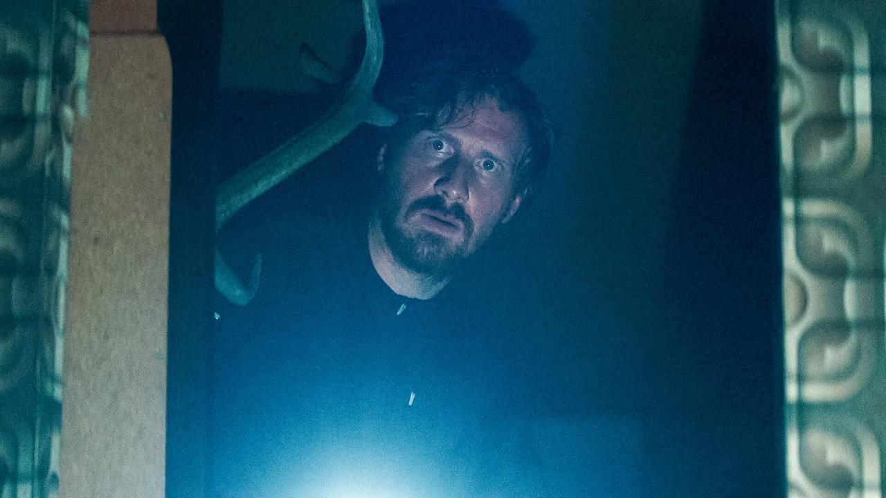 © ORF/Allegro Film Patrick blickt durch eine dunkle Öffnung in einem Gebäude.