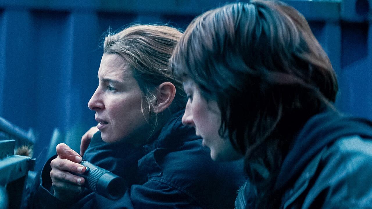 © ORF/Allegro Film Agnes und Marie stehen mit einem Fernglas.