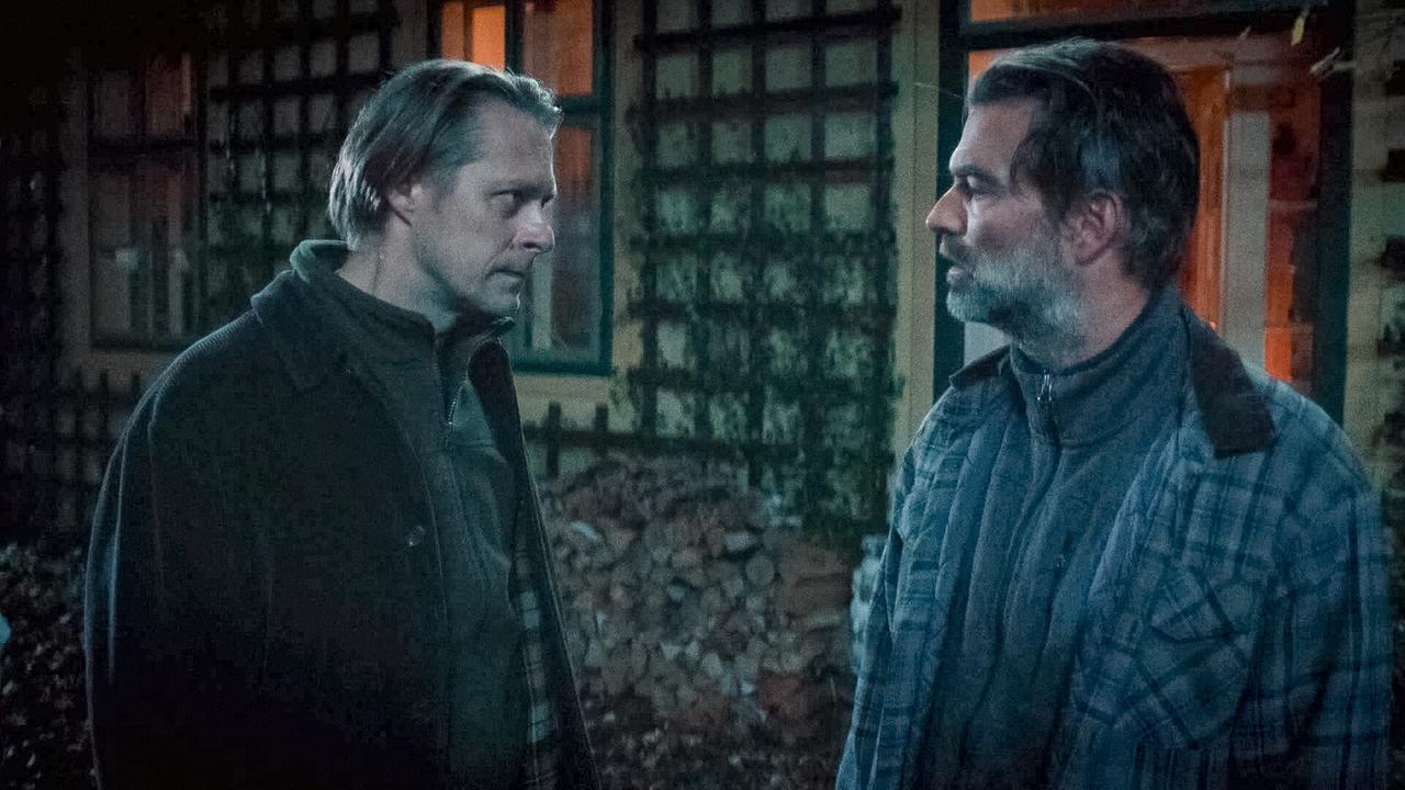 © ORF/Allegro Film Matias und Bernhard stehen sich im Dunklen vor einem Haus angespannt gegenüber.