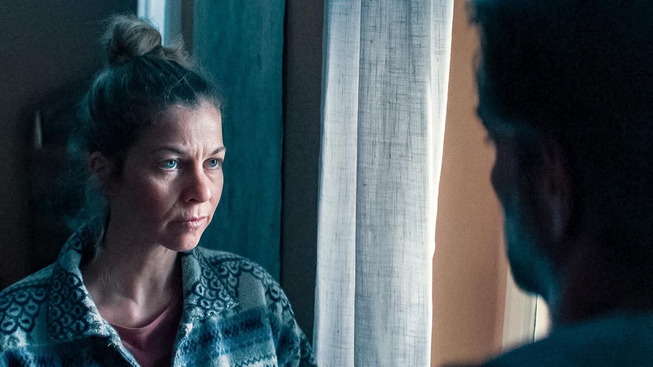 © ORF/Allegro Film Elisabeth mit hochgesteckten Haaren blickt ernst zu Bernhard im Vordergrund.