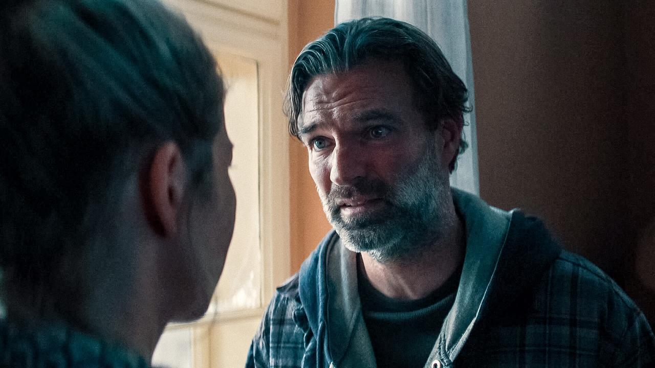 © ORF/Allegro Film Bernhard spricht eindringlich mit Elisabeth in einem Innenraum.