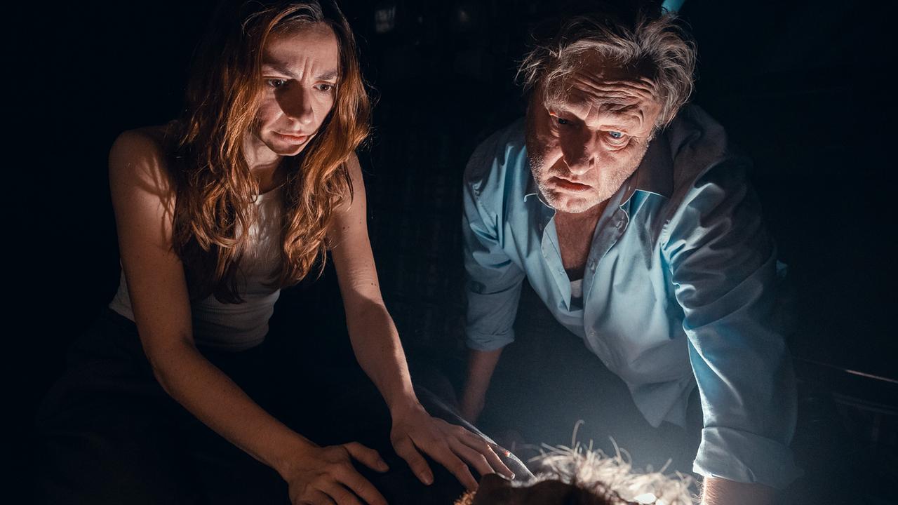 © ORF/Allegro Film/Anjeza Cikopano Julia und Franz beugen sich im Dunkeln besorgt über eine am Boden liegende Person.