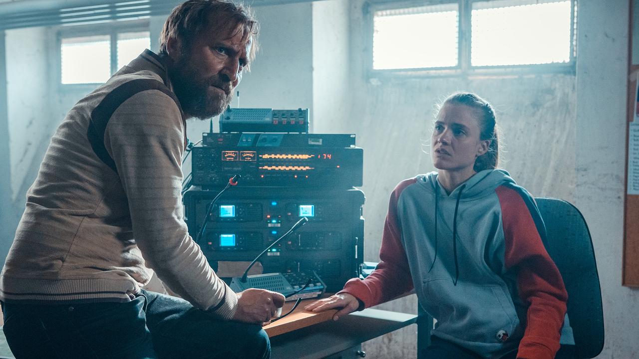 © ORF/Allegro Film/Anjeza Cikopano Norbert und Laura besprechen sich in einem provisorisch wirkenden Funkraum vor technischen Geräten.