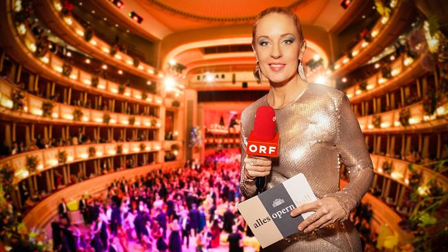 Lilian Klebow im goldenen Ballkleid und ORF-Mikro in der Hand steht in der Wiener Staatsoper, während im Hintergund der Ballsaal mit feiernden Gästen des Wiener Opernballs zu sehen ist.