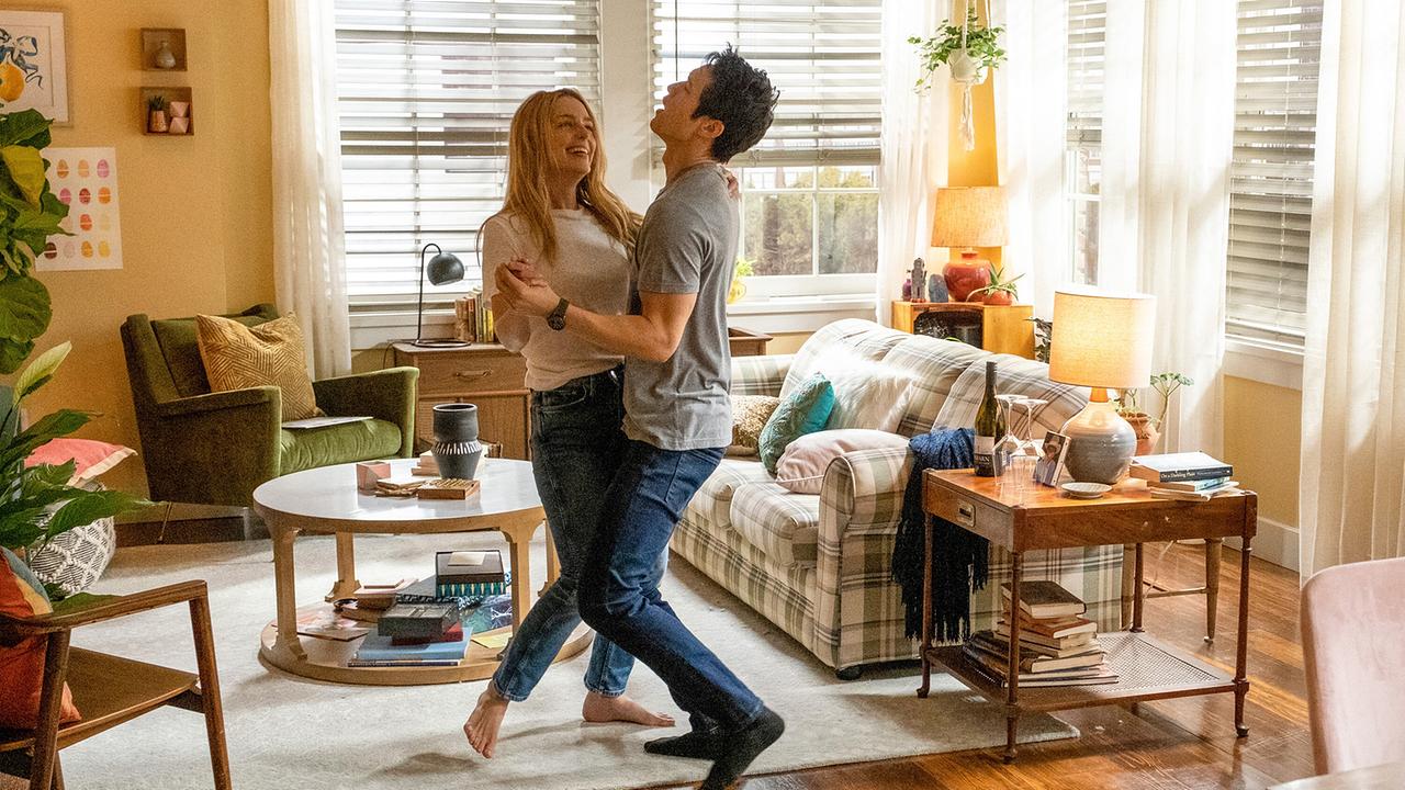 © ORF/Universal/Patti Perret Jessica Rothe als Jenn Carter und Harry Shum jr. als Solomon ‚Sol‘ Chau tanzen am helllichten Tag in ihrem Wohnzimmer glücklich miteinander und lächeln