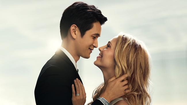 © ORF/Universal/Patti Perret Harry Shum jr. als Solomon ‚Sol‘ Chau und Jessica Rothe als Jenn Carter, glücklich stehen sie sich nahe gegenüber und schauen einander lächelnd tief in die Augen