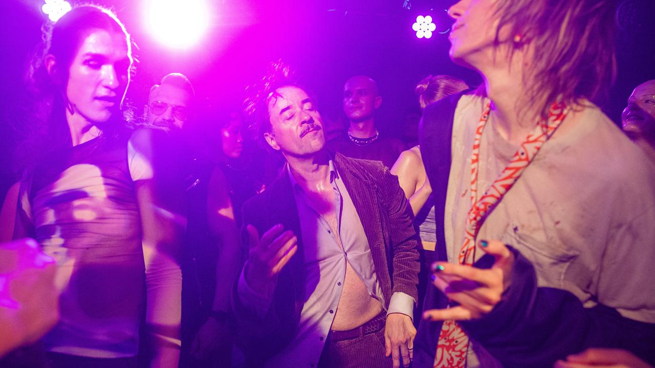 © ORF/LEONINE Studio/Wiedemann & Berg Film/Jürgen Olczyk Jan Josef Liefers als Heinz Hellmich auf der Tanzfläche einer Disco