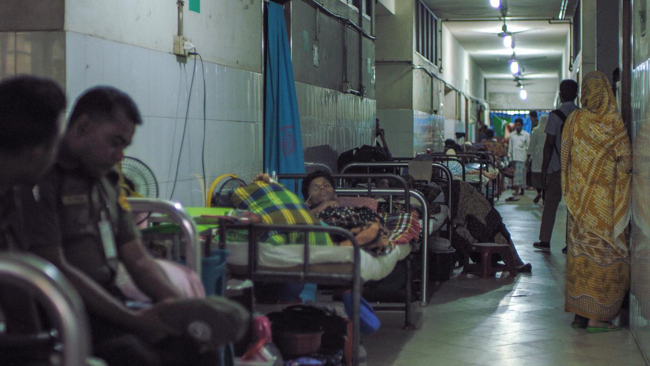 Im Bild: Im Dhaka Medical Hospital müssen die Kranken wegen Überfüllung am Fußboden liegen. Dadurch kommt es häufig zu Infektionen.