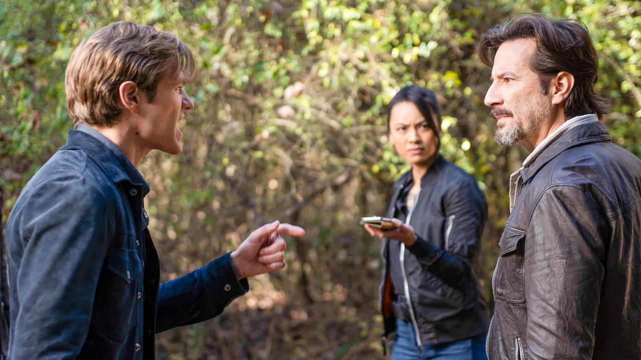 © ORF/PRO7/CBS/Nathan Bolster Im Bild (v.li.): Lucas Till (Angus MacGyver), Levy Tran (Desi Nguyen), Henry Ian Cusick (Russ Taylor).