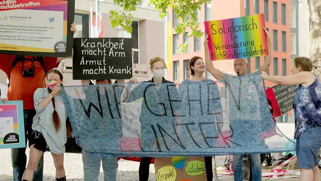 Im Bild: Vanessa Jentzsch (5.v.l.) aus Köln ist Aktivistin beim Netzwerk #ichbinarmutsbetroffen.
