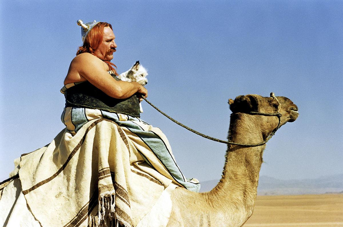 Im Bild: Nur nicht seekrank werden: Obelix (Gérard Depardieu) hofft, dass sein kleiner Hund Idefix die Reise auf dem Kamel gut übersteht.