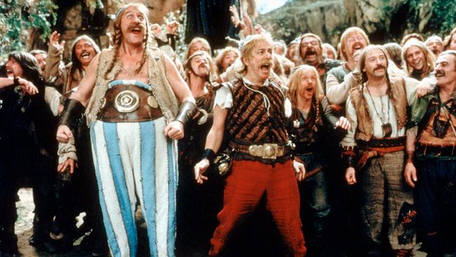 Im Bild: Römer! Bei Obelix (Gerard Depardieu), Asterix (Christian Clavier) und ihren Freunden ist die Freude groß, denn Frischfleisch steht vor den Toren ihres Dorfes - und selbiges will weichgeklopft werden.