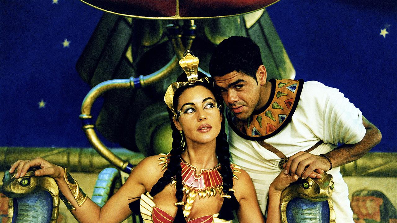 Im Bild: Cleopatra (Monica Bellucci) betreut ihren Architekten Numerobis (Jamel Debbouze) mit einer äußerst heiklen Aufgabe.