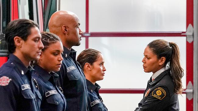 Im Bild (v.li.): Carlos Miranda (Theo Ruiz), Barrett Doss (Victoria Hughes), Jason George (Dr. Ben Warren), Jaina Lee Ortiz (Andy Herrera), Merle Dandridge (Fire Chief Natasha Ross).