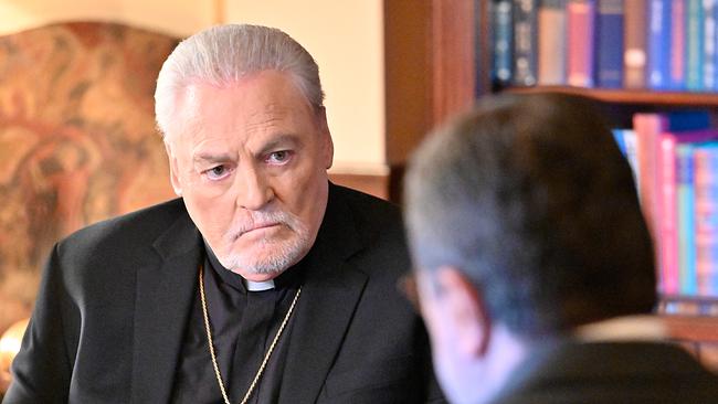 © ORF/Sevenone International/CBS/John Paul Filo Im Bild (v.li.): Stacy Keach (Erzbischof Kevin Kearns), Tom Selleck (Frank Reagan).