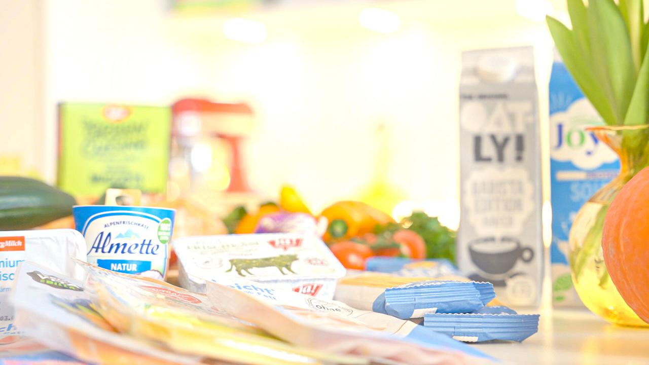 © ORF/TV SALON Verschiedene Produkte aus dem Lebensmittelhandel, Soya- und Weizenmilch in Tetra-Packungen, Topfenprodukte in Bechern und Schnittkäse in Plastikverpackungen