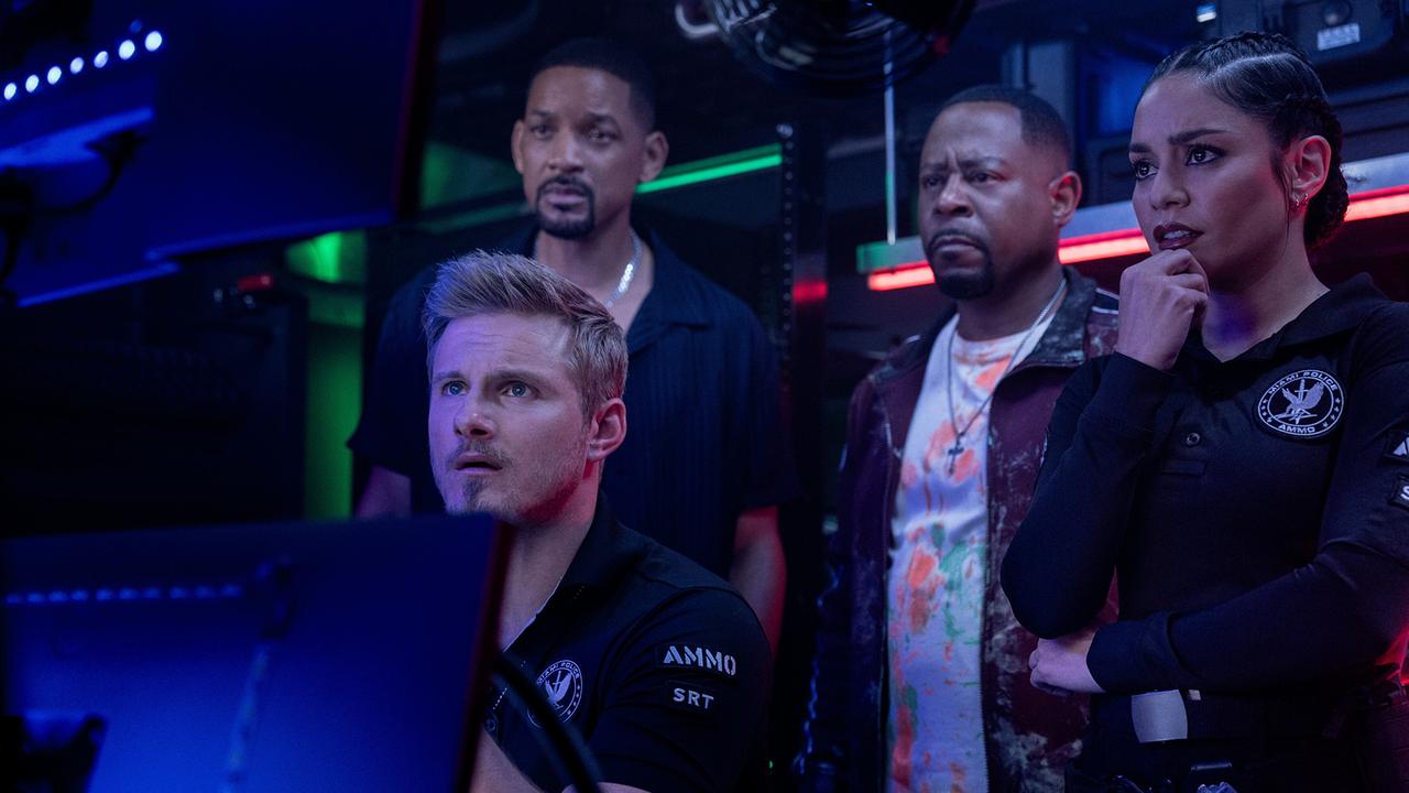 © ORF/Sony Pictures/CTMG/Frank Masi In einem dunklen, blau beleuchteten Kontrollraum blicken drei Männer und eine Frau auf einen Bildschirm und verfolgen konzentriert das Geschehen