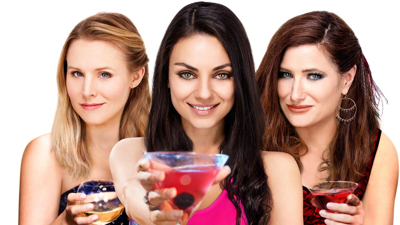 © ORF/Tobis Drei junge Frauen stehen nebeneinander, halten Cocktailgläser in den Händen und blicken freundlich lächelnd direkt aus dem Bild