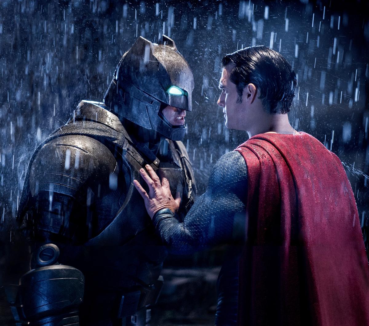 Im Bild: Ben Affleck (Bruce Wayne / Batman), Henry Cavill (Clark Kent / Superman).