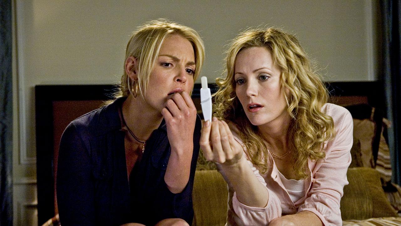 Im Bild: Jetzt wird's spannend - Alison (Katherine Heigl) und ihre Schwester Debbie (Leslie Mann) fixieren ungeduldig das Resultat des Schwangerschaftstests.