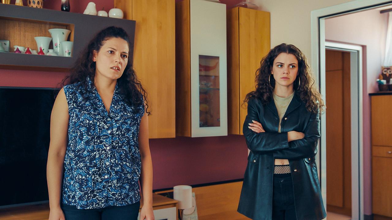 "Biester II/Folge 1": Claudia Kottal (Sandra Tichy), Anja Pichler (Jennifer Tichy)