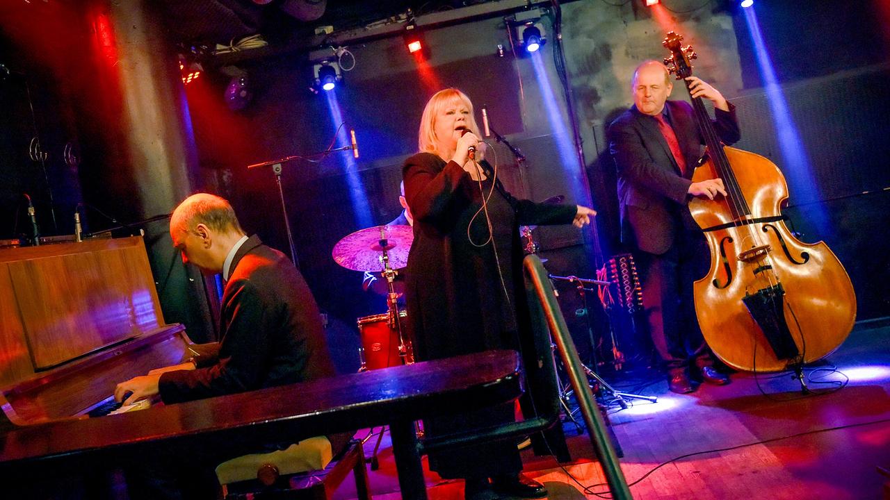 "Bis auf Weiteres unsterblich": Marianne Mendt als Marianne performt auf der Bühne einen Song.