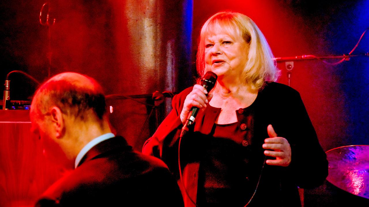 "Bis auf Weiteres unsterblich": Marianne Mendt (Marianne) singt einen Song.