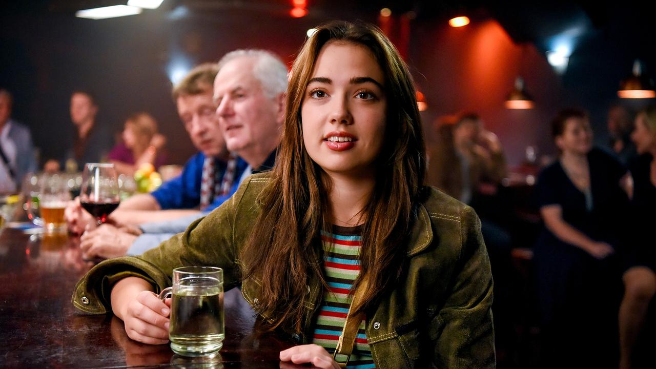"Bis auf Weiteres unsterblich": Mara Romei als Marie mit einem Getränk an der Bar.