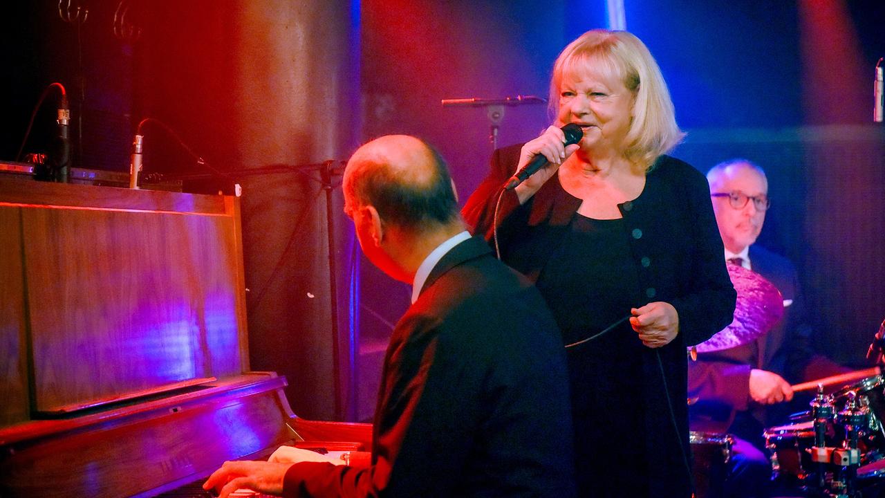 "Bis auf Weiteres unsterblich": Marianne Mendt als Marianne singt auf einer Bühne.