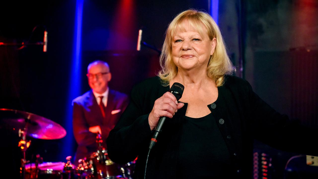 "Bis auf Weiteres unsterblich": Marianne Mendt (Marianne) am Mikrofon