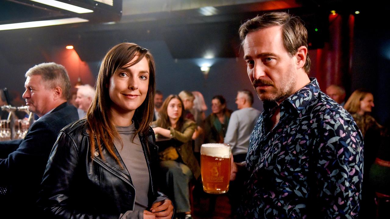 "Bis auf Weiteres unsterblich": Agnes Hausmann (Nina) und Clemens Berndorff (Tom) an der Bar mit einem Konzert bei einem Konzert