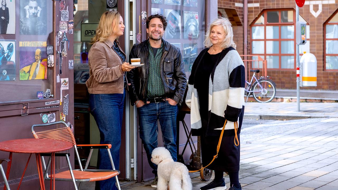 "Bis auf Weiteres unsterblich": Katharina Straßer (Andrea), Alexander Pschill (Charlie) und  Marianne Mendt (Marianne) stehem beim Eingang eines Plattengeschäfts