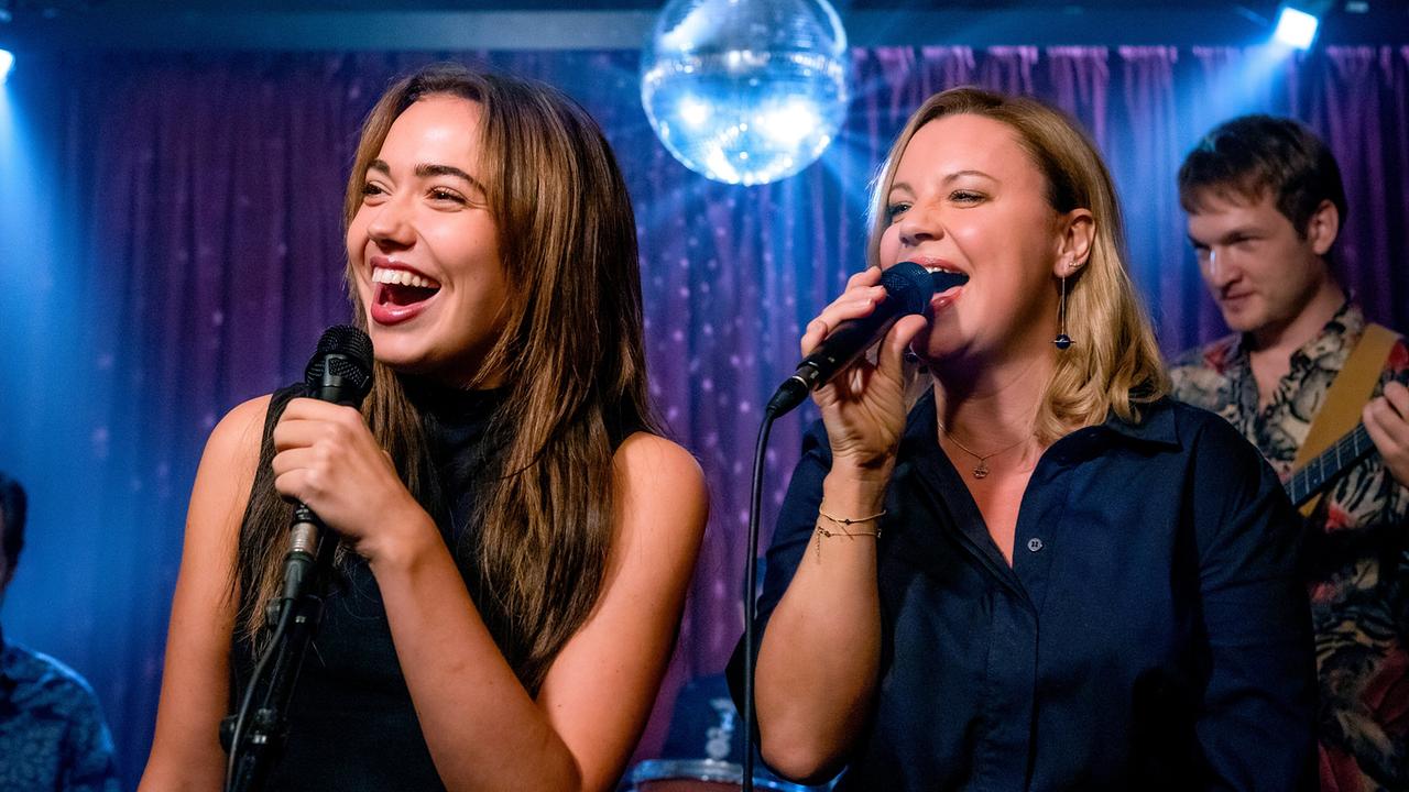 "Bis auf Weiteres unsterblich": Mara Romei (Marie) und Katharina Straßer (Andrea) singen einen Song. Im Hintergrund Felix Pöchhacker (Paul)