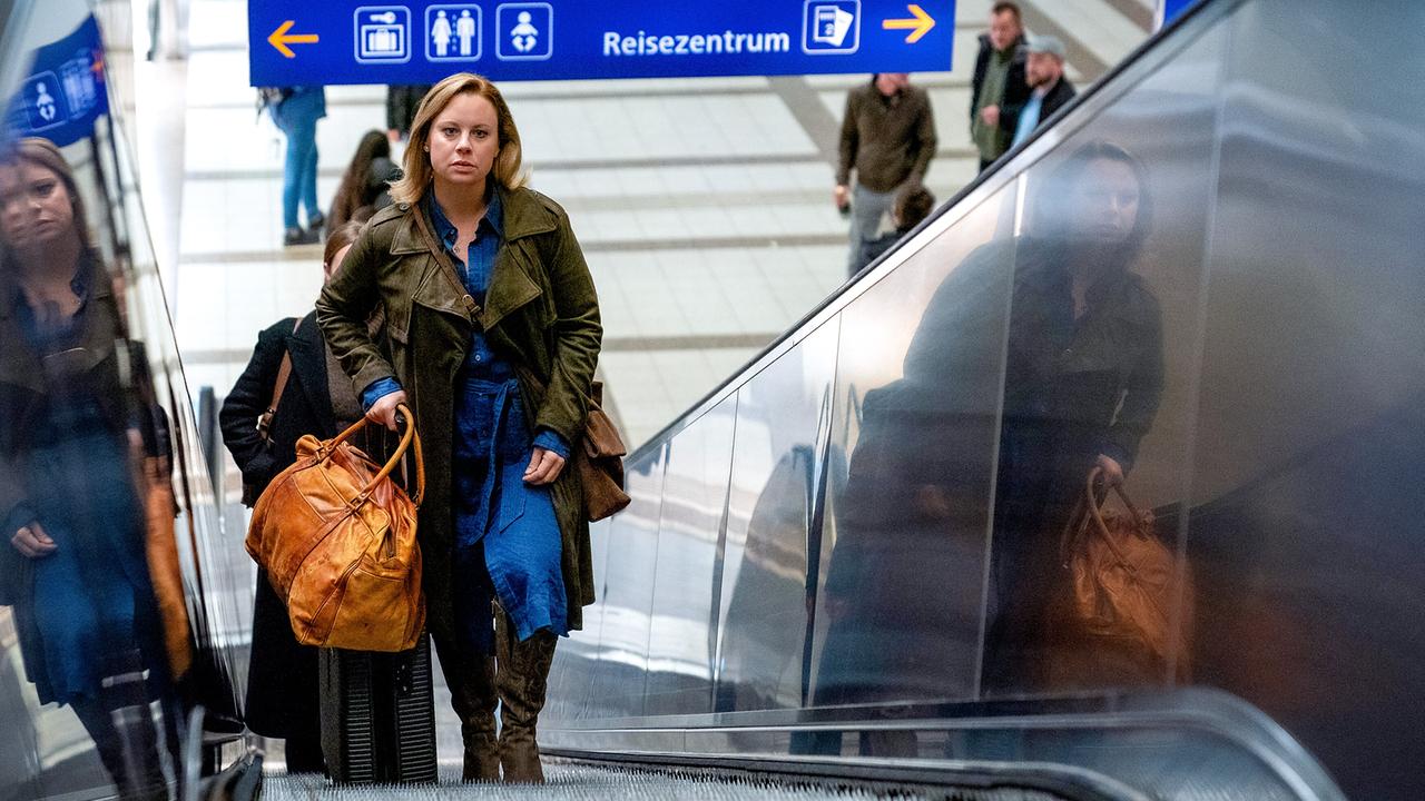 "Bis auf Weiteres unsterblich": Katharina Straßer (Andrea) mit Gepäck auf der Rolltreppe einer Station
