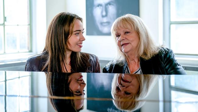 Mara Romei und Marianne Mendt gemeinsam am Klavier, im Hintergrund ein Bild von Georg Danzer