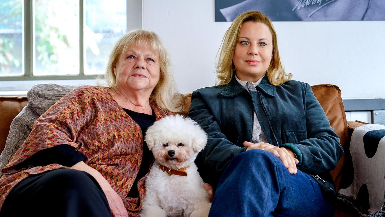 "Bis auf Weiteres unsterblich": Marianne Mendt (Marianne) und Katharina Straßer (Andrea) sitzen auf einer Ledercoach