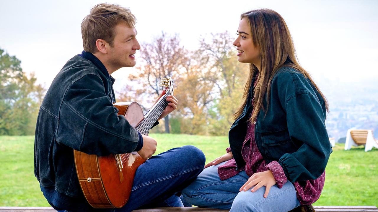 "Bis auf Weiteres unsterblich": Felix Pöchhacker (Paul) mit Gitarre unterhält sich mit Mara Romei (Marie)
