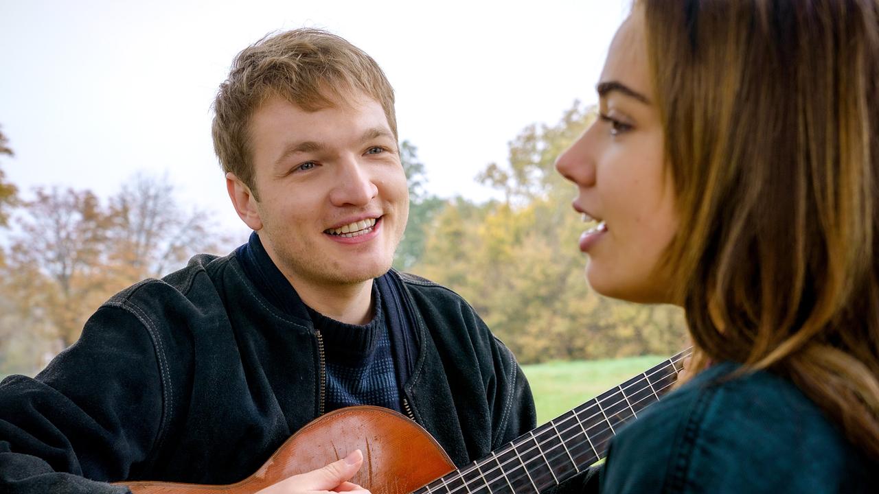 "Bis auf Weiteres unsterblich": Felix Pöchhacker (Paul) mit Gitarre unterhält sich mit Mara Romei (Marie)