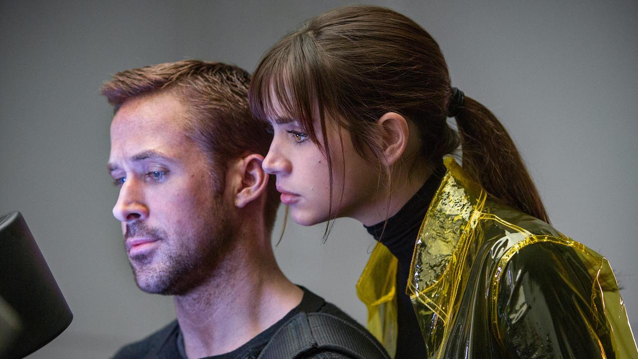 Ryan Gosling (K), Ana de Armas (Joi)