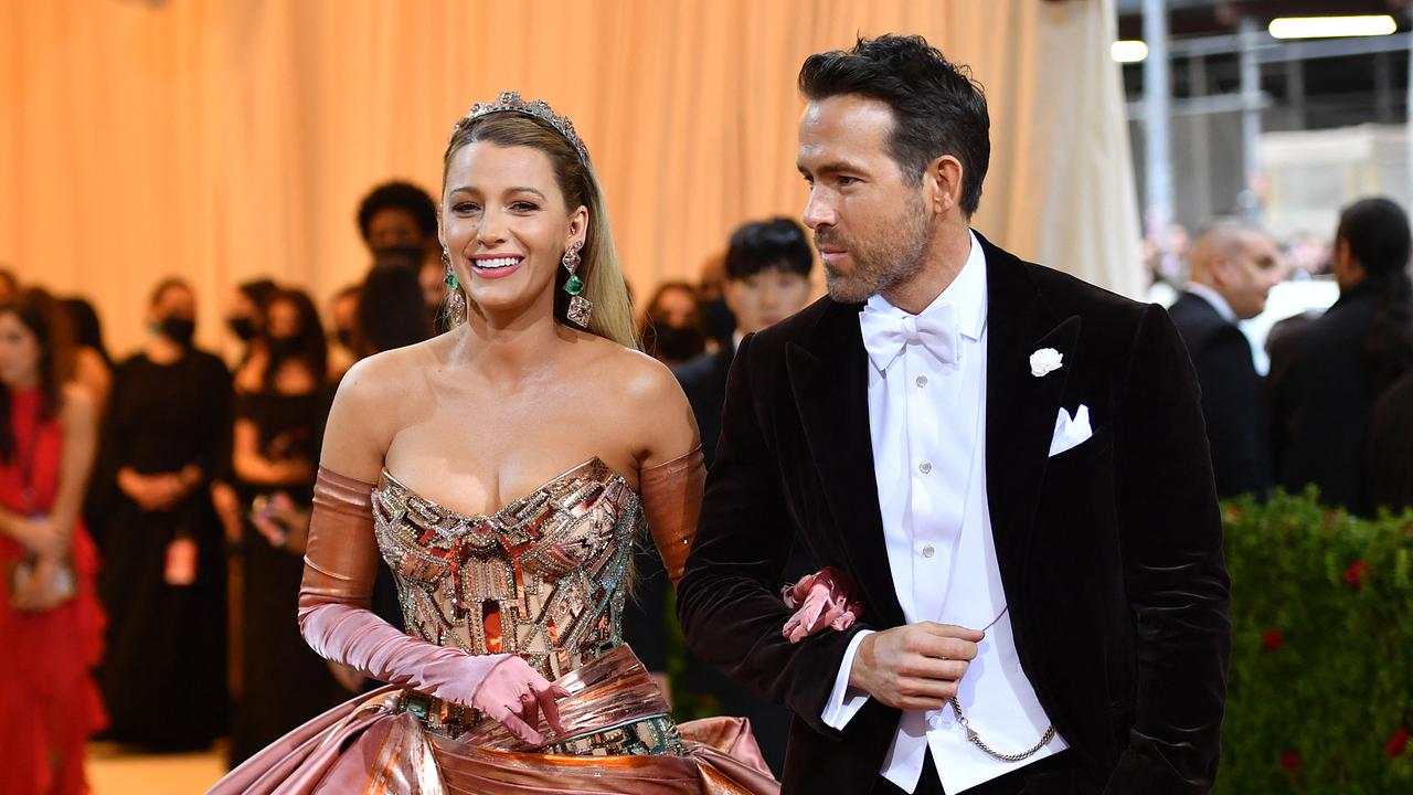 Blake Lively in einer atemberaubenden Robe von Versace,  mit ihrem Ehemann Ryan Reynolds bei der Met Gala im Metropolitan Museum of Art am 2. Mai 2022. Das Thema der Gala lautete. „In America: An Anthology of Fashion“