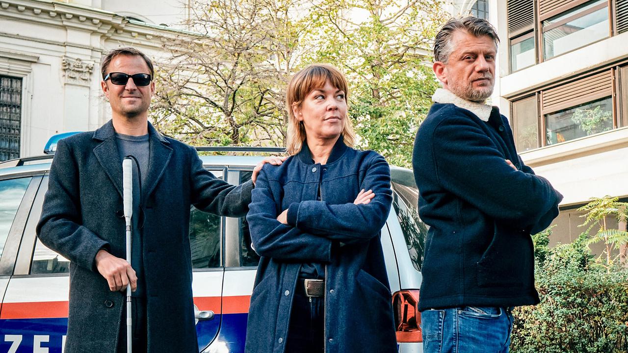 © ORF/Mona Film/ Tivoli Film/Philipp Brozsek Blind ermittelt - Tod im Kaffeehaus: Philipp Hochmair (Alexander Haller), Jaschka Lämmert (Laura Janda), Andreas Guenther (Niko Falk)