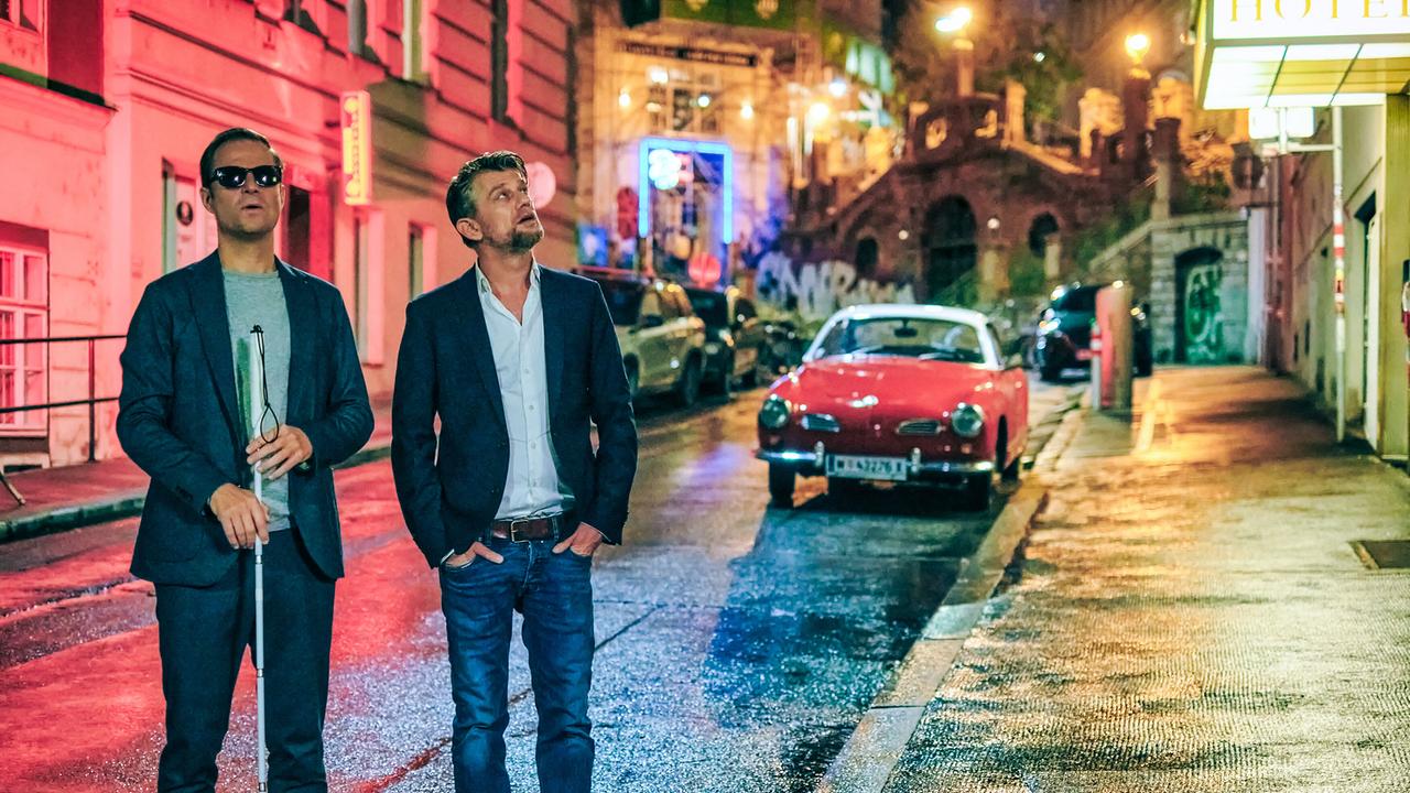 Vor einem billigen Stundenhotel irgendwo in Wien: Alexander Haller (Philipp Hochmair) und Niko (Andreas Guenther) untersuchen den Fundort des ersten Opfers.