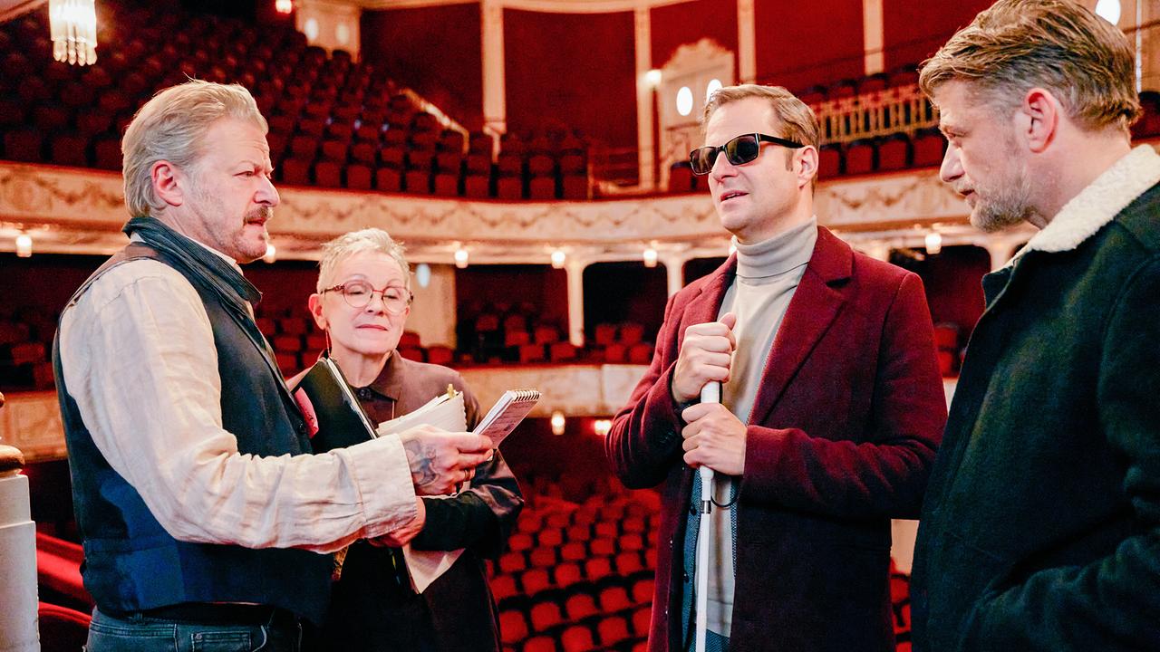 Im Bild: Alexander Haller (Philipp Hochmair, 2.v.re.) und sein Assistent Niko (Andreas Guenther, re.) gehen im Volkstheater gemeinsam mit Max Bachmann (Roland Koch) eine Liste der Angestellten des Theaters durch. Eine Angestellte unterstützt ihn dabei.