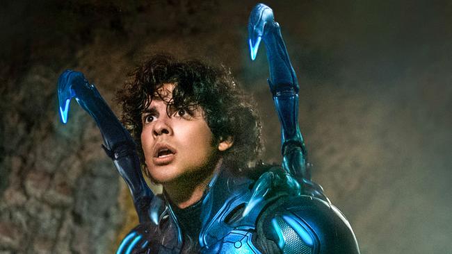 © ORF/Warner Bros. Pictures Xolo Maridueña als Jaime Reyes in seinem blau-schimmernden Superheldenpanzer als Blue Beetle