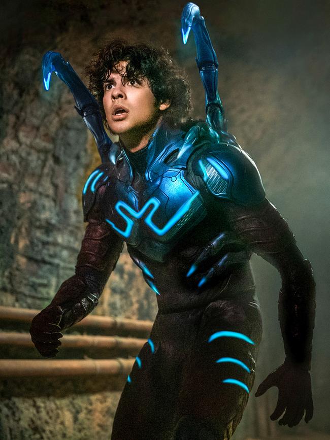 © ORF/Warner Bros. Pictures Xolo Maridueña als Jaime Reyes in seinem blau-schimmernden Superheldenpanzer als Blue Beetle